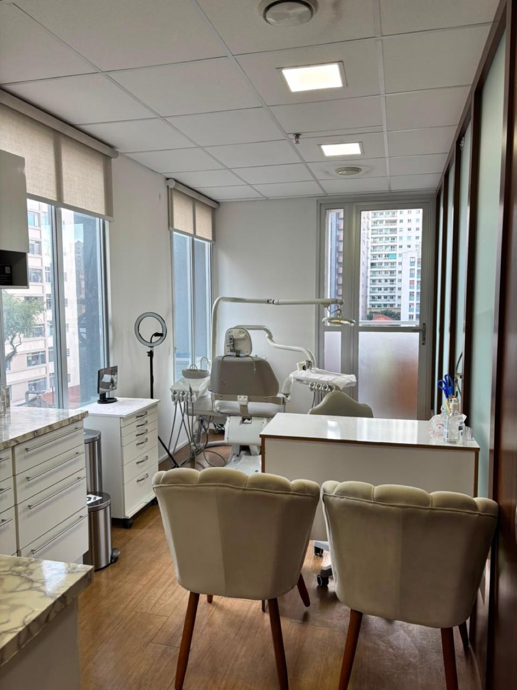 Sala com poltronas