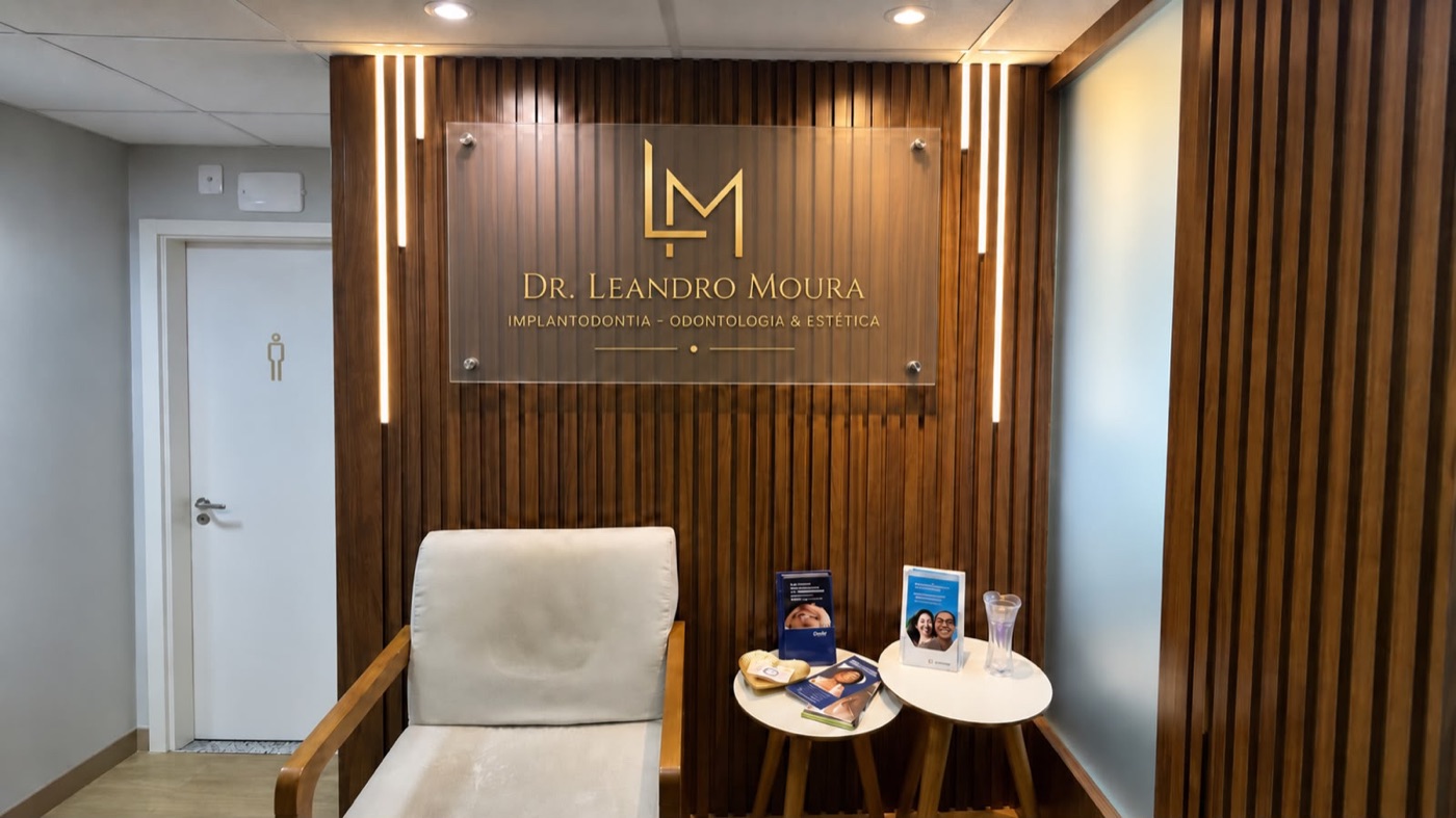 Recepção do consultório com o logotipo Dr. Leandro Moura